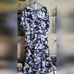 New with tags! Womens 4XL navy blue white floral short sleeve dress